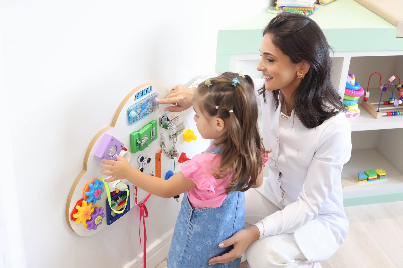 Painel de brinquedos no consultório